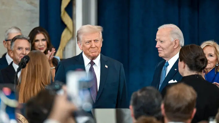 Обама, Трамп, авторучка, Трамп: глава Белого дома высмеял Байдена, заменив его портрет на автоподпись. Шутка удалась?
