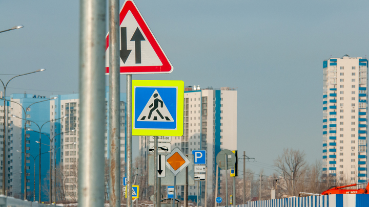 В Новосибирске разыскивают водителя, сбившего пешеходный знак