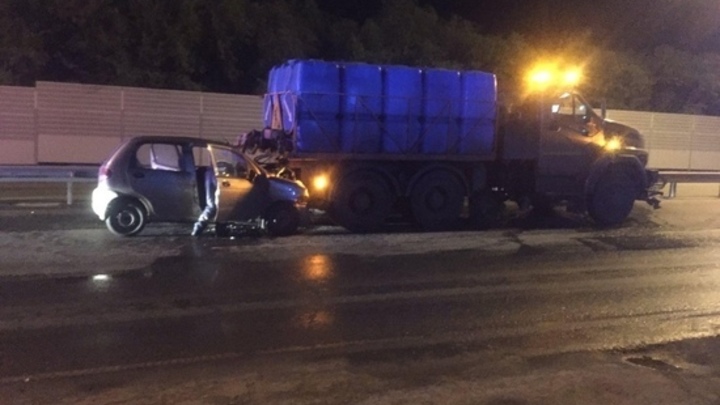 В Челябинске водитель микроавтомобиля погиб в ДТП с поливальной машиной