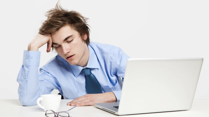 Юрист Санина рассказала о праве работника спать на работе