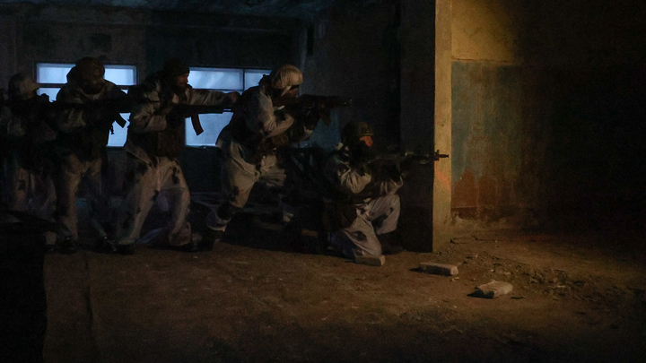 Меняют батники на ватники: Инструкторы русских бойцов поразили бывалого военкора