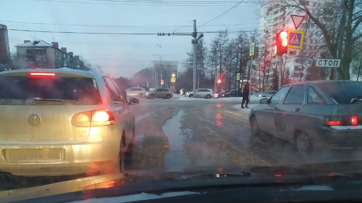 Вода бежит по дороге: на перекрестке Ленина-Энтузиастов образовалась пробка