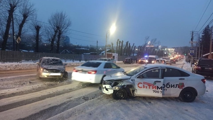 Куча мала: в Челябинске такси попало в аварию с пятью машинами