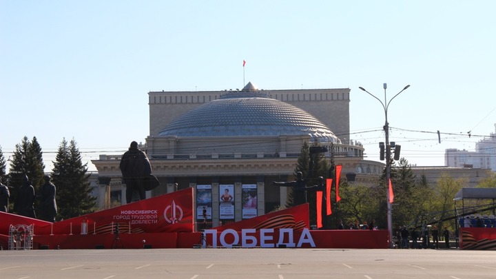 В Новосибирске ко Дню Победы повесили плакаты с ошибками