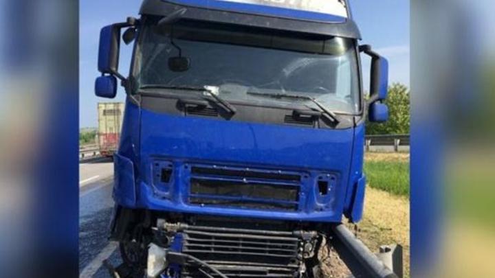 В Ростовской области на автотрассе большегрузный автомобиль протаранил металлический отбойник