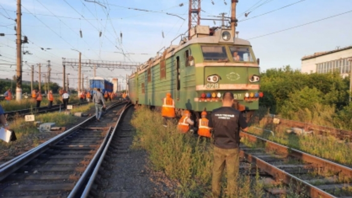 В Челябинской области с рельс сошел электровоз и вагоны