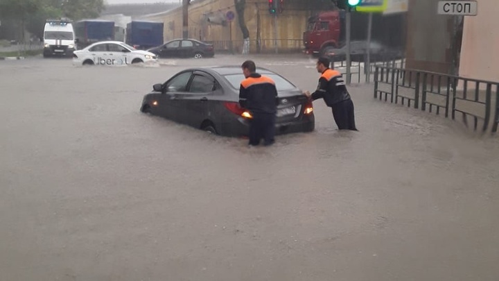 В Новороссийске из-за сильных дождей подтопило улицу Элеваторную