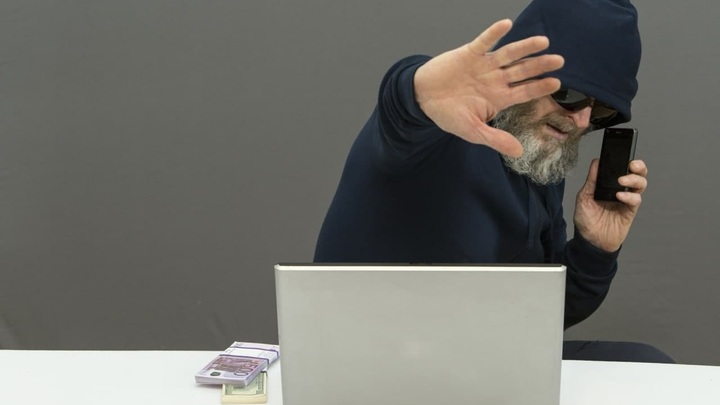 Как защитить пенсионеров от телефонных мошенников: Назван единственный способ