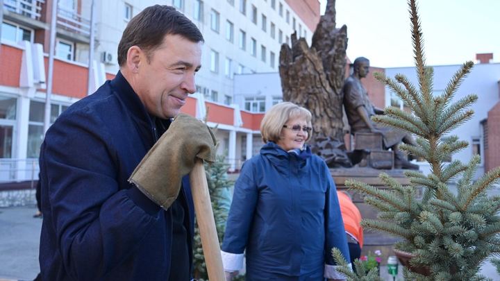 Губернатор Свердловской области с подчиненными вышли на субботник