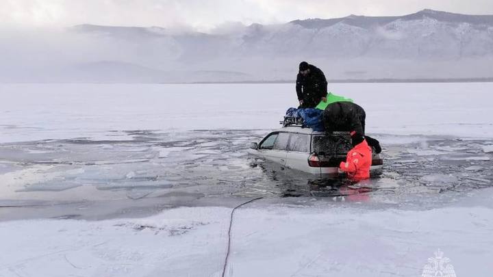 Внедорожник с тремя людьми ушел под лед на Байкале