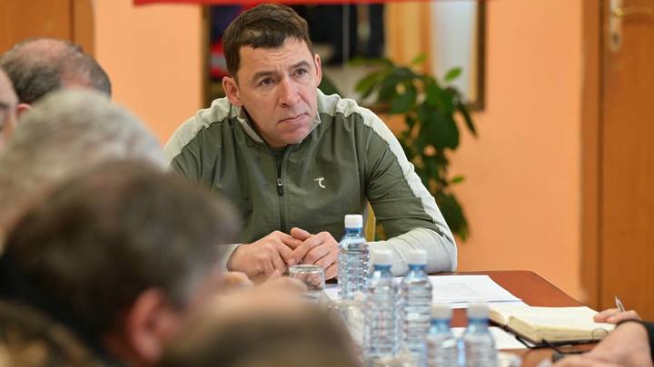 Свердловский губернатор выступил с заявлением перед жителями поселка после масштабного пожара