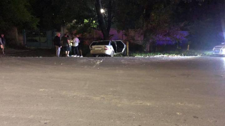 В Новочеркасске автомобиль на скорости врезался в дерево. Есть пострадавшие