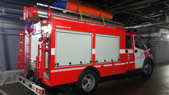 В центре Краснодара пожарные тушат загоревшуюся кровлю многоквартирного дома