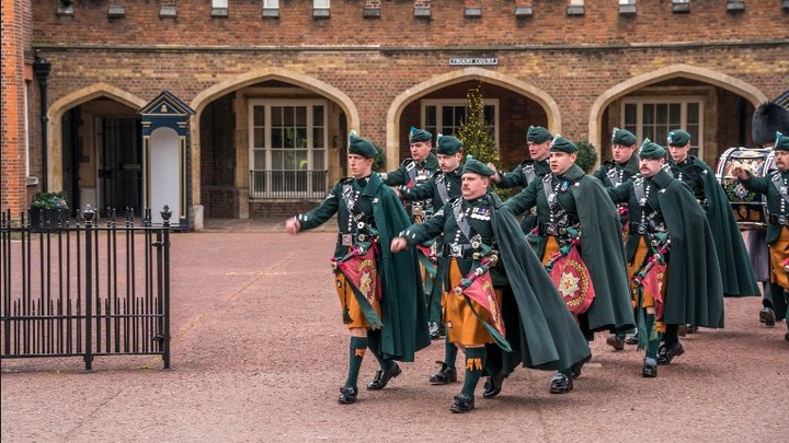 Страж упал в обморок у гроба королевы Британии за четыре дня до похорон