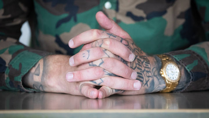 Задержанный из-за татуировки пообещал свести надпись про русский военный корабль