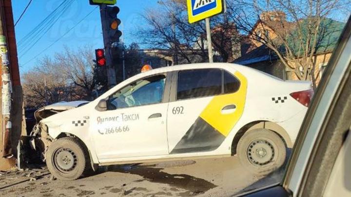 В Ростове-на-Дону автомобиль Яндекс Такси жёстко врезался в здание гостиницы