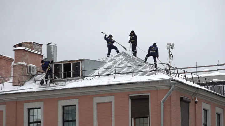 Мертвые души в оранжевых жилетах: как наживаются на мигрантах в ЖКХ