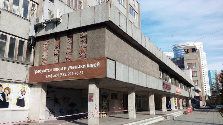 Новосибирск лишился барельефа, украшавшего здание фабрики Синар