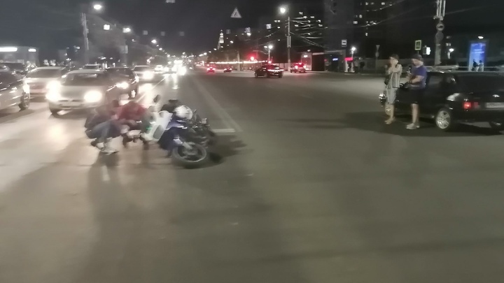 В Челябинске мотоциклист, сбивший ребёнка на переходе, попал на видео