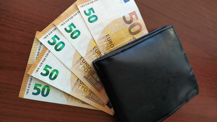 В Петербурге топ-менеджер атомной компании перевёл 9 млн рублей телефонным аферистам