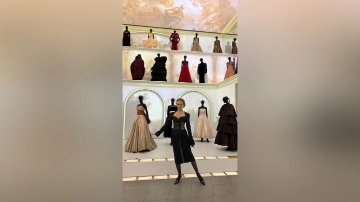 Ольга Карпуть отметила 43-летие в историческом бутике Dior на авеню Монтень