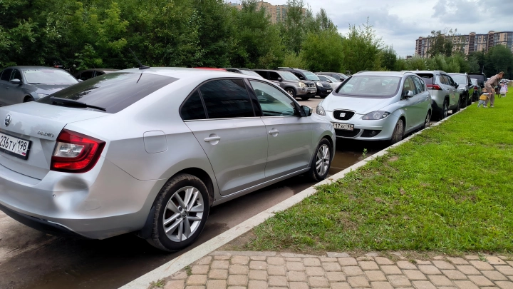 Нужно ли выжимать сцепление при запуске двигателя: мнение автоэксперта