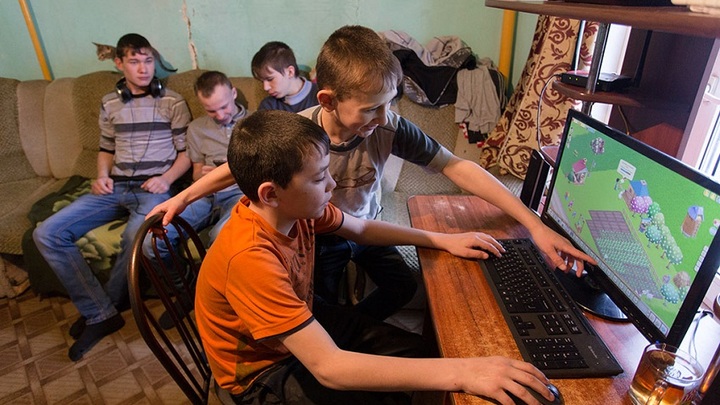 Жители Ростовской области проводят одиночные пикеты против дистанционного обучения детей