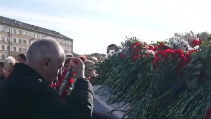 Ждали со смены своих мам и пап, но не все пришли: память погибших от взрыва почтили в Копейске