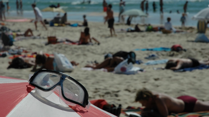 Селёдочные банки, люди стоят в три ряда: из-за жары отдыхающие заполонили пляжи Сочи