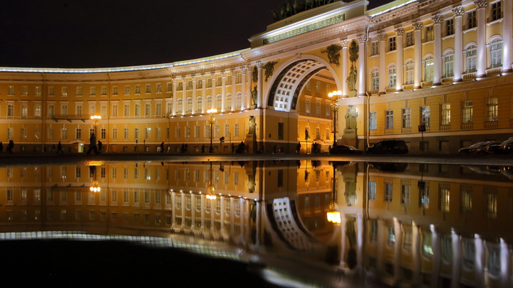 На Дворцовой площади блэкаут. Эрмитаж и Александровская колонна погрузились во мрак