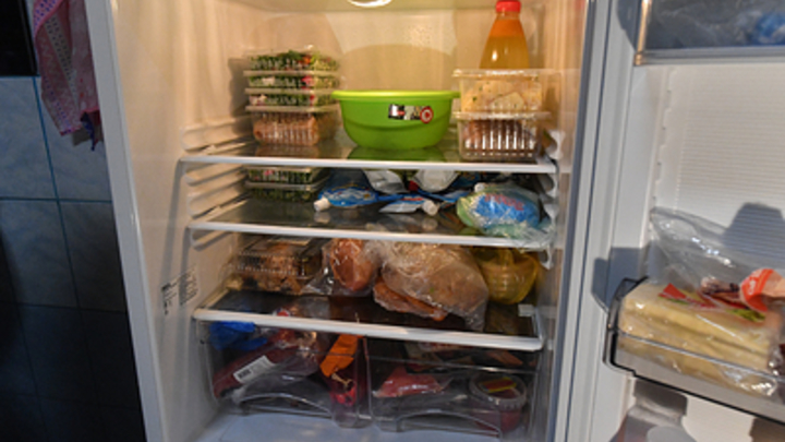 Опасные продукты из обычной морозилки: Шеф-повар раскрыл правила хранения в холодильнике