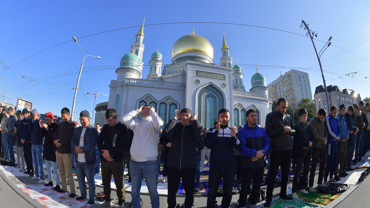 По случаю Ураза-байрама у Соборной мечети Москвы собрались тысячи верующих