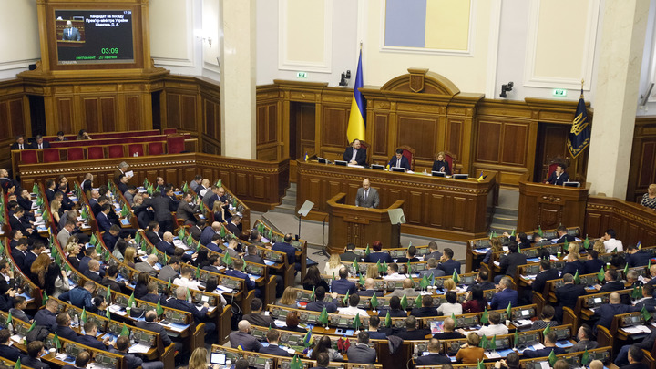 Депутатов коронавирус не берёт? Всеукраинский карантин коснулся всех, кроме Верховной рады