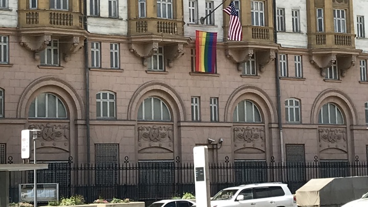 О радужный флаг у посольства США вытерли ноги: Хороший половой коврик