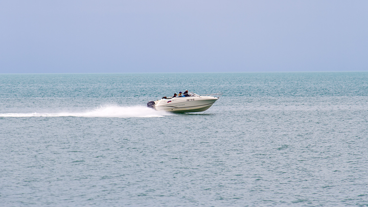 Сотрудник лодочного проката спас подростков, дрейфующих на бревне по Краснодарскому водохранилищу