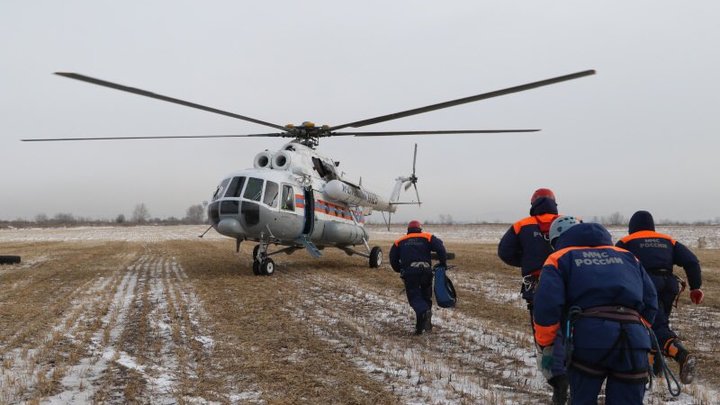 Поиски пилотов продолжаются: что известно о пропавшем над Онежским озером вертолёте МЧС