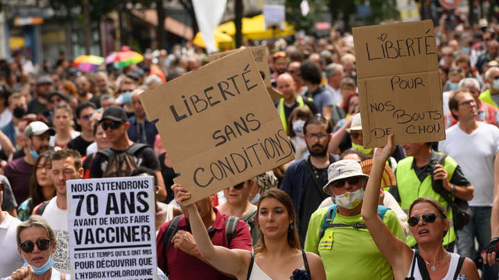 Тысячи французов взбунтовались против вакцинации. Виновата... Россия?