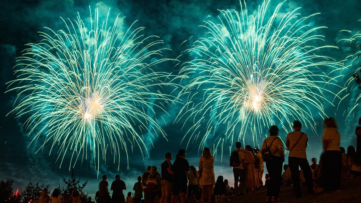 Салют в Москве 22 августа: когда начнется фейерверк в честь Дня флага
