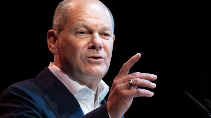 Не давали сказать ни слова: Немцы освистали Шольца за помощь Украине