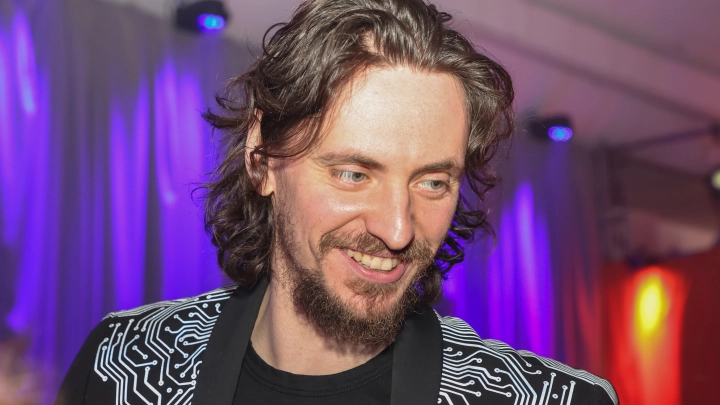 Артист балета Полунин защищал русских и Путина. Теперь - евреев. Набил на виске звезду Давида