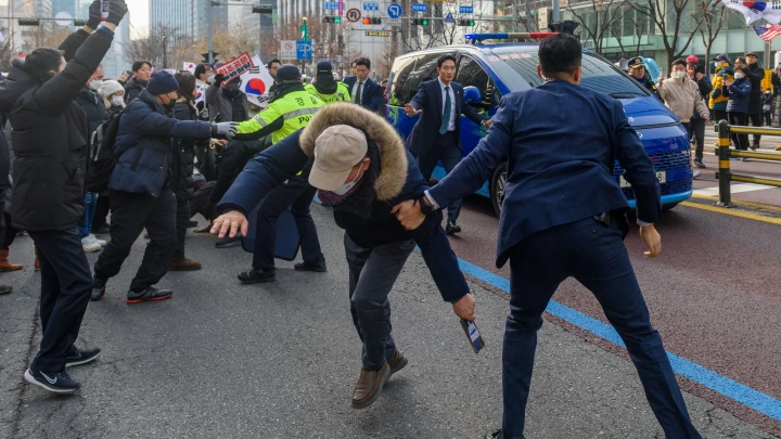 В Южной Корее снова погромы. Президент под арестом. Что известно на этот час