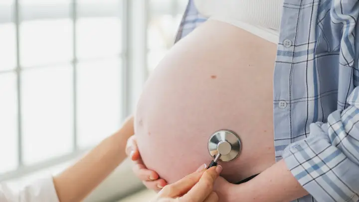 Беременным школьницам в Орловской области будут платить по 100 тысяч рублей