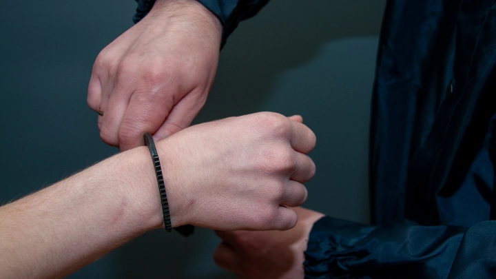 Цена неуместного юмора: комик Останин задержан после циничной шутки о подорвавшемся на мине