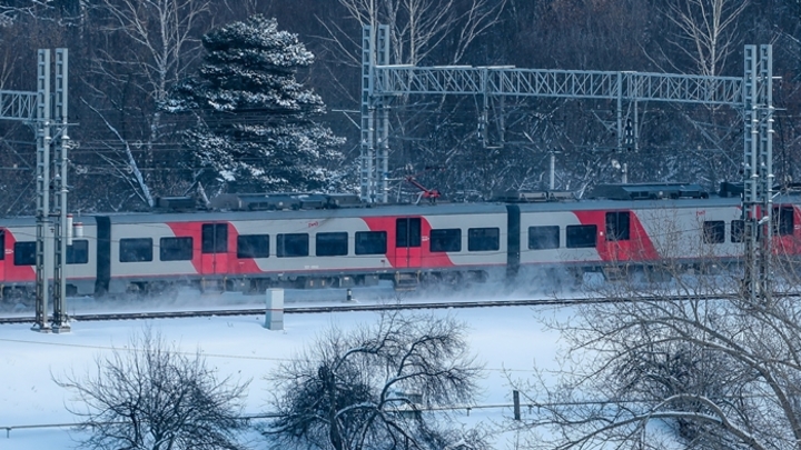 КамАЗ столкнулся с пригородным поездом в Кузбассе