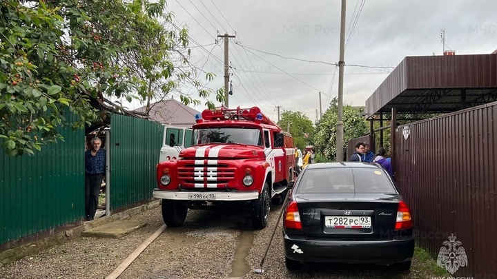 В Мостовском районе от града пострадали 7 соцобъектов и более 200 домов жителей