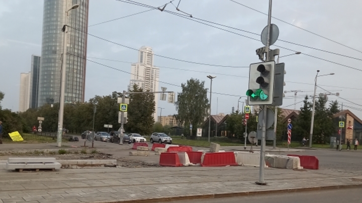 В Екатеринбурге снова закрыт Макаровский мост