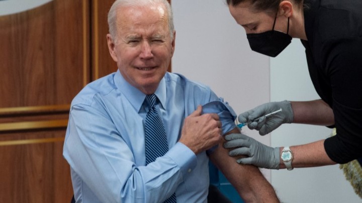 Байден устроил шоу из вакцинации в Белом доме. Но случайно сдал всех