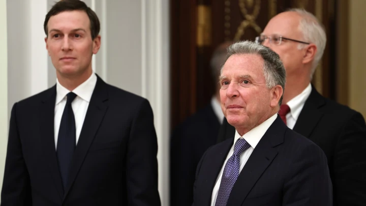 Сдержанная тревога: эксперт расшифровал язык жестов на переговорах с посланниками Трампа