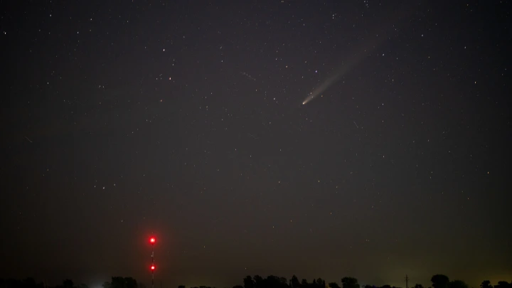 Расстояние до Земли быстро сокращается: Учёные предупредили о приближении кометы. Чего ждать?