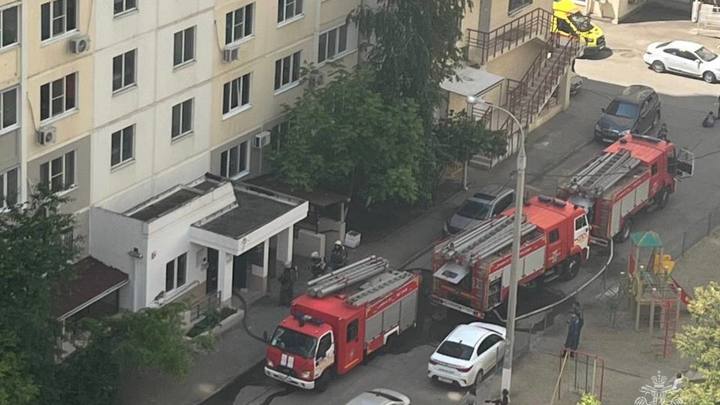 Из горящей многоэтажки Краснодара эвакуировали 100 человек